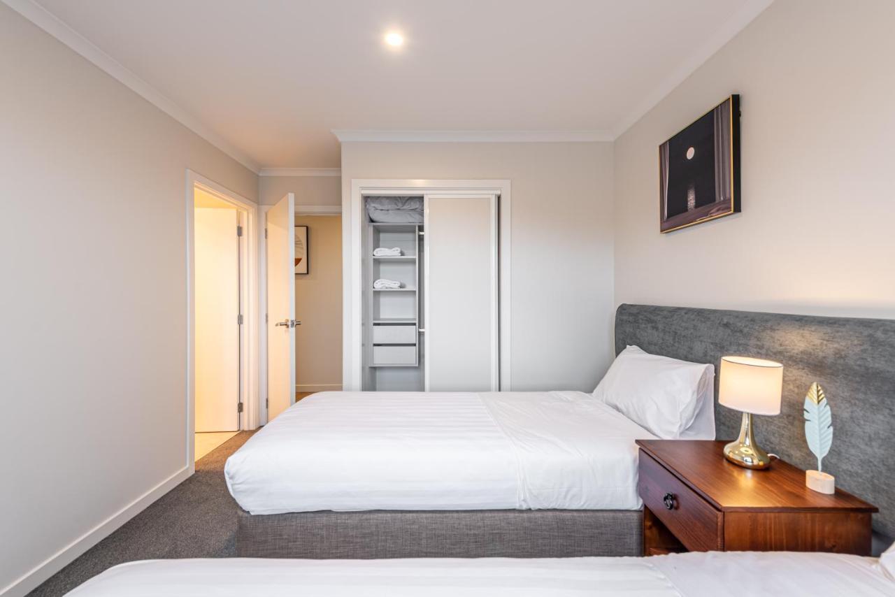 Apartment 33 Star